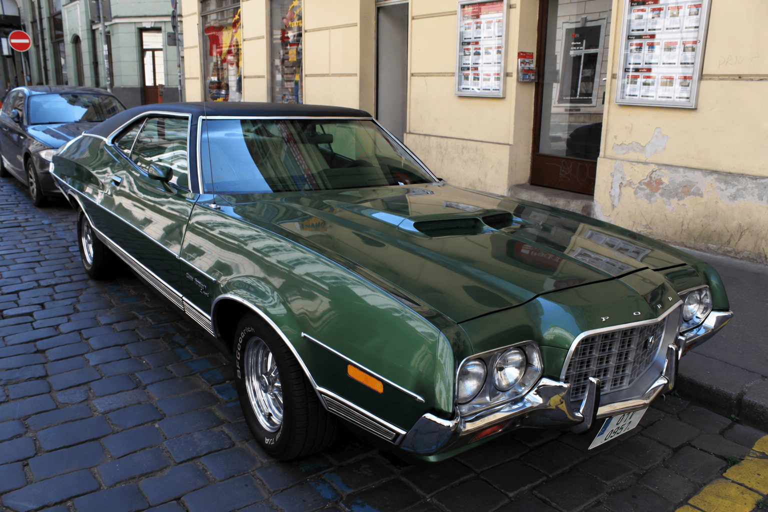 Ford Gran Torino su strada deserta (1)
